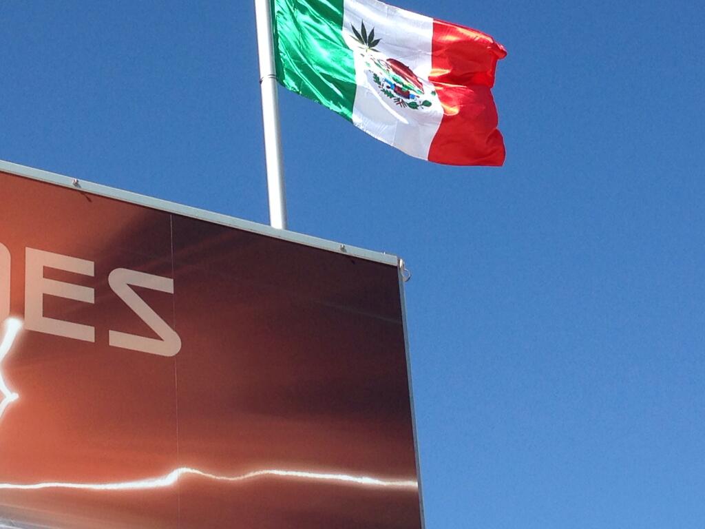 McLaren вывесил мексиканский флаг с изображением марихуаны