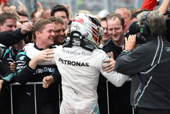 Штраф Райкконена позволил Mercedes одержать победу в Кубке конструкторов